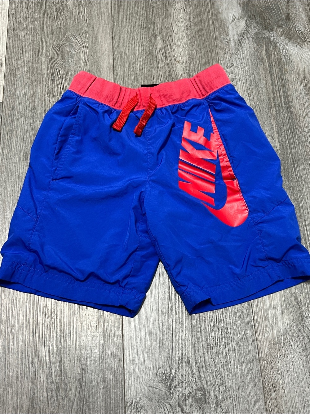 Nike kids AMPLIFY WOVEN SHORTS GS
"GAME ROYAL / UNIVERSITY RED"/ size XS